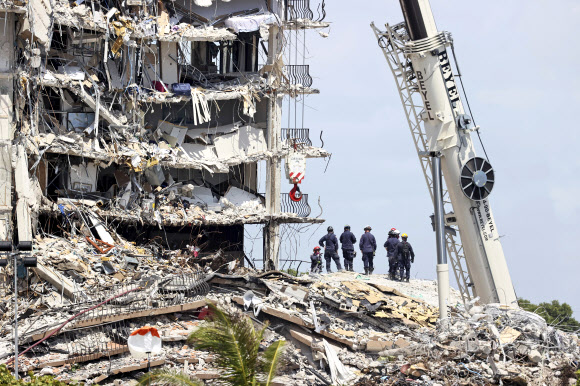 미국 플로리다 12층 아파트 붕괴사고 현장 AP 연합뉴스