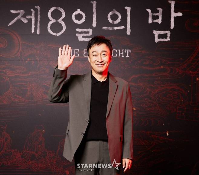 배우 이성민이 28일 온라인 생중계로 진행된 넷플릭스 오리지널 '제8일의 밤'(감독 김태형) 제작보고회에 참석해 포즈를 취하고 있다. /사진제공=넷플릭스 2021.06.28 /사진=이동훈 기자 photoguy@