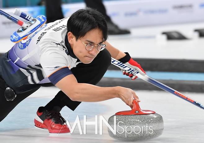 '2021 KB금융 한국컬링선수권대회 with 강릉' 1차전 남자부 준결승에서 경북체육회 전재익이 스톤을 드로우 하고 있다. [MHN스포츠 강릉, 권혁재 기자]