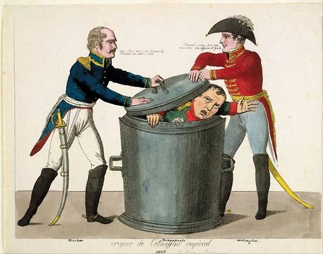 “나폴레옹 못 나오게 막아” - 프로이센군 폰 블뤼처(왼쪽) 장군과 영국군 웰링턴 공작 아서 웰즐리가 나폴레옹을 쓰레기통에 넣고 뚜껑을 닫으려는 것처럼 묘사한 풍자화(1815). /위키피디아