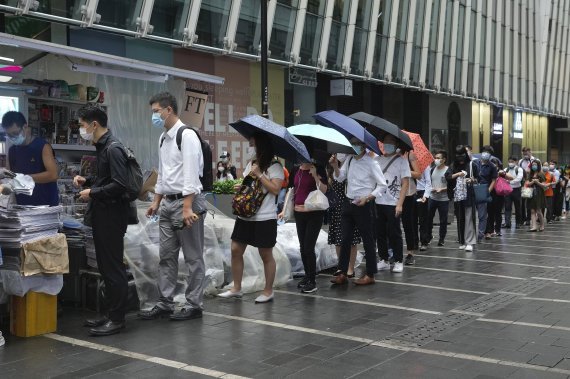 홍콩의 민주 언론들이 중국 당국의 통제로 존폐의 기로에 섰다. 사진은 지난 24일 홍콩 시내의 한 신문 가판대에 폐간되는 반중 매체 빈과일보의 마지막 판을 사려는 사람들이 줄지어 서 있는 광경. /사진=뉴시스