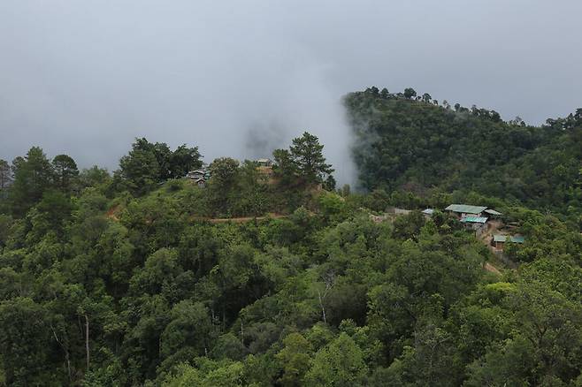 지난 6월12일(현지시각) 까레니-타이 국경선. 사진 한복판 집들이 타이 국경수비대 병영이고 오른쪽 집들이 까레니군 연락사무소다. 정문태 국제분쟁 전문기자