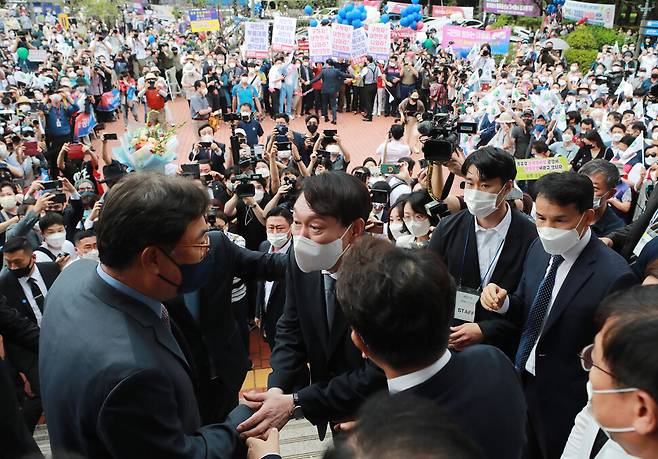 출마선언장으로 향하는 윤석열 전 검찰총장 (서울=연합뉴스) 윤석열 전 검찰총장이 29일 오후 서울 서초구 매헌 윤봉길 의사 기념관에서 대선출마 선언을 하기 위해 입장하고 있다. 2021.6.29 [국회사진기자단] jeong@yna.co.kr/2021-06-29 13:19:36/ <저작권자 ⓒ 1980-2021 ㈜연합뉴스. 무단 전재 재배포 금지.>