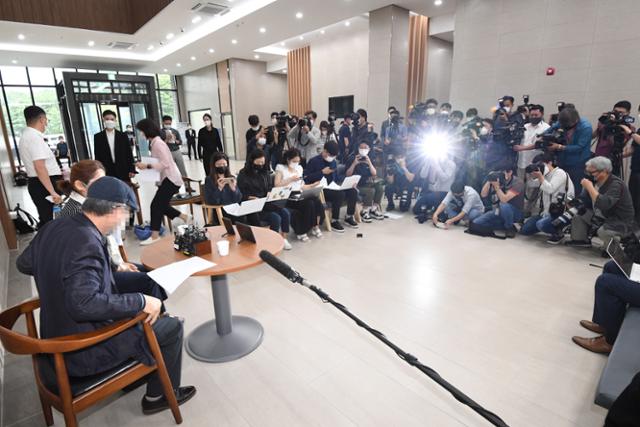 성추행 피해 뒤 극단적 선택을 한 공군 이모 중사의 부모가 28일 오전 경기 성남의 국군수도병원에서 기자회견을 하고 있다. 배우한 기자