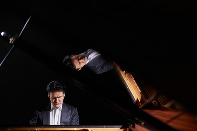 피아니스트 조재혁은 "라흐마니노프 피아노 협주곡은 가장 사랑하고, 높이 평가하면서 사람들과 나누고 싶은 음악"이라고 했다. 목프로덕션 제공