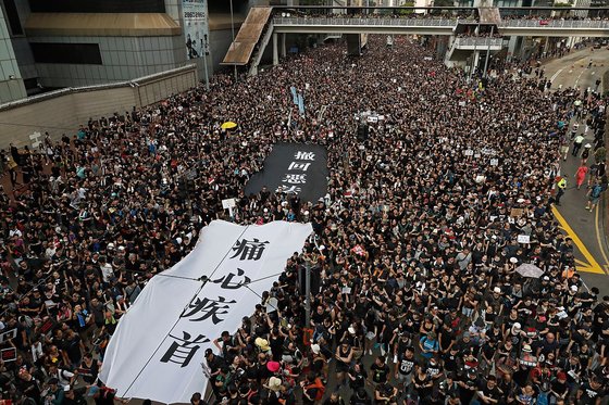 2017년 6월 '범죄인 인도 법안' 철회를 주장하는 홍콩 시위대가 '통심질수'라 쓴 현수막을 펼치고 있다. [AP/뉴시스]