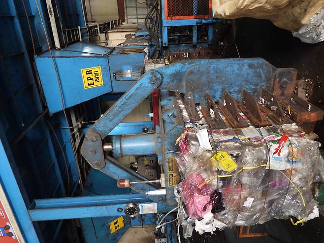 선별장에서 분리된 폐플라스틱을 재활용 공장으로 보내기 위해 묶는 작업이 진행되고 있다. 강찬수 기자