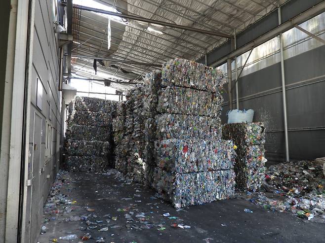 김포시 월곶면 페트병 재활용 공장에 도착한 폐플라스틱. 강찬수 기자