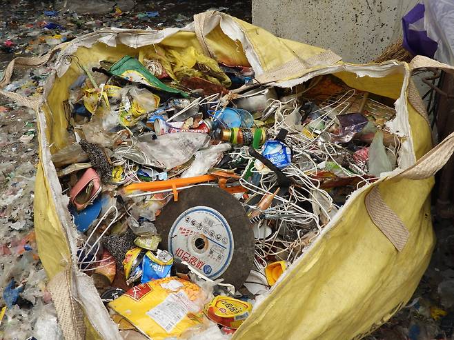 폐비닐 재활용 공장에서 나온 쓰레기. 재활용할 수 없어 소각 매립된다. 강찬수 기자