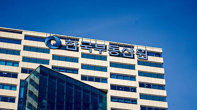 국토교통부 산하 공기업인 한국부동산원에는 200명가량의 감정평가사가 근무한다. 전체 직원 수의 약 18%에 해당한다. 이들은 협회 규정에 따라 부동산원 재직기간과 상관없이 토지보상 수탁 업무에 한해 최고 2년의 경력만 인정된다. /사진제공=한국부동산원
