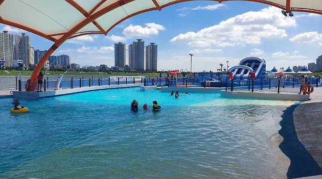 형산강 야외물놀이장을 이용중인 시민들. 포항시 제공