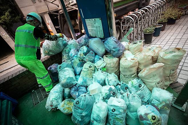 월요일 새벽에는 평소보다 많은 양의 일반 쓰레기를 수거한다. ⓒ시사IN 신선영