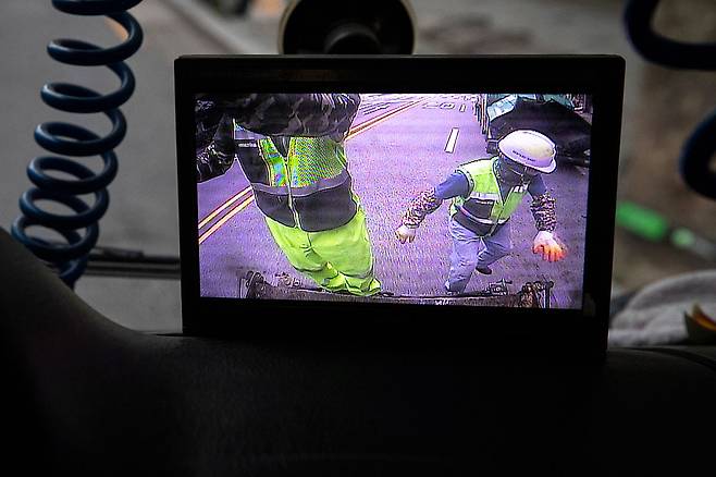 청소차 후방 확인을 위한 차내 모니터. 운행 시 상차원이 차에 매달려서는 안 되지만 시간 내 수거를 마치려면 불가피하다. ⓒ시사IN 신선영