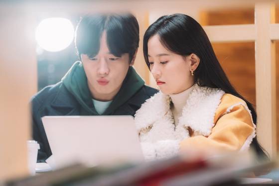 tvN 수목드라마 '간 떨어지는 동거'의 김도완(사진 왼쪽), 강한나/사진제공=tvN