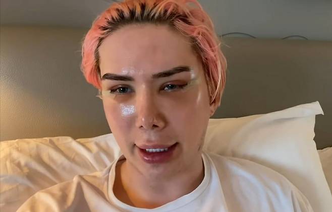 인플루언서 올리 런던 자신을 한국인으로 규정하며 방탄소년단(BTS) 지민을 닮고자 18번째 성형수술을 했다고 27일(현지시간) 밝혔다. [유튜브 갈무리=연합뉴스]