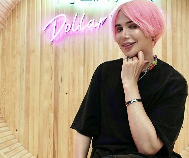 인플루언서 올리 런던 자신을 한국인으로 규정하며 방탄소년단(BTS) 지민을 닮고자 18번째 성형수술을 했다고 27일(현지시간) 밝혔다. [인스타그램 갈무리=연합뉴스]