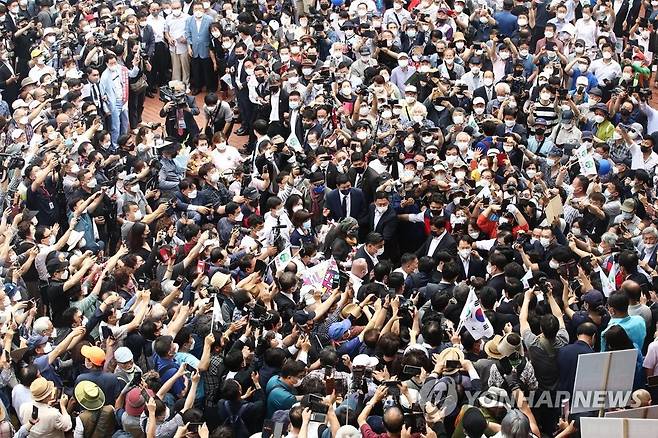 환호받으며 이동하는 윤석열 (서울=연합뉴스) 윤석열 전 검찰총장이 29일 서울 서초구 매헌 윤봉길 의사 기념관에서 대선 출마 기자회견을 마친 뒤 지자자들의 환호를 받으며 이동하고 있다. 2021.6.29   [국회사진기자단] zjin@yna.co.kr
