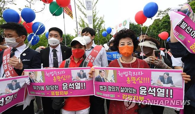 응원 피켓 든 윤석열 지지자들 (서울=연합뉴스) 윤석열 전 검찰총장의 대선 출마 선언 기자회견이 열린 29일 서울 서초구 매헌 윤봉길 의사 기념관에서 윤 전 총장의 지지자들이 응원 피켓을 들고 있다. 2021.6.29 [국회사진기자단] toadboy@yna.co.kr