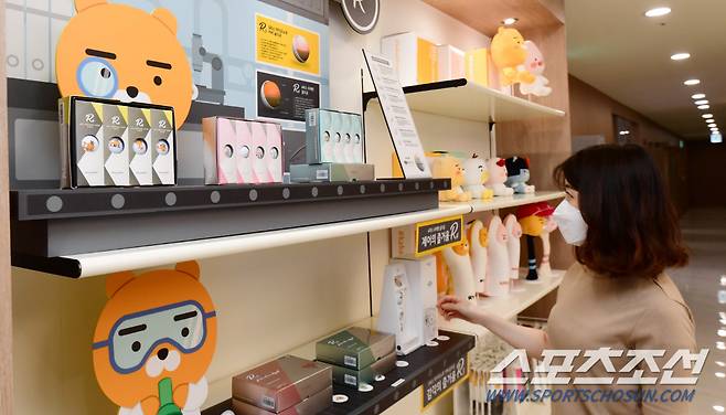 ◇'프렌즈 스크린' 한남점에는 카카오VX의 다양한 골프용품이 판매되고 있다. 골프공을 비롯해 모자, 파우치, 헤드 커버 등 카카오 캐릭터를 이용한 제품들이 젊은 골퍼들의 눈길을 사로잡는다. 최문영 기자 deer@sportschosun.com