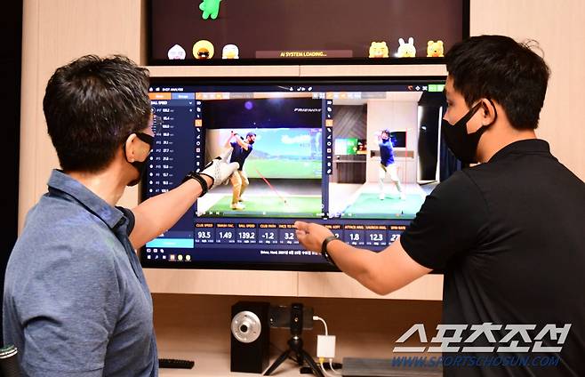 ◇'프렌즈 스크린'에 설치된 트랙맨과 두개의 스크린을 통해 스윙 동작에 대한 분석이 가능하다. 최문영 기자 deer@sportschosun.com