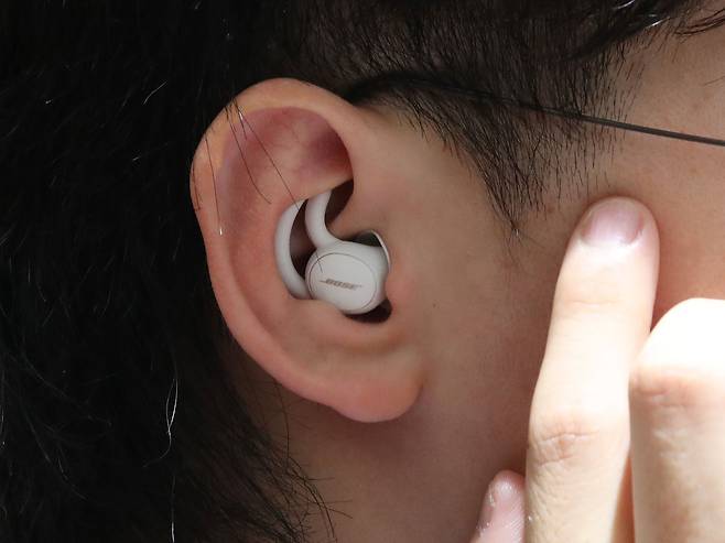 수면용 보스 이어폰 리뷰/ 2021년 6월 29일 서울 중구 태평로 조선일보사에서 본지 장형태 기자가 보스 슬립보드2를 체험해보고 있다./ 김연정 객원기자