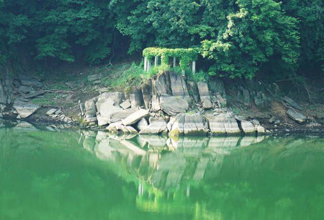 부소담악 인근 대청호 가장자리에 옛 건축 구조물이 물위로 드러나 있다. 수몰된 마을에서 고지대에 위치한 집이었던 듯하다.