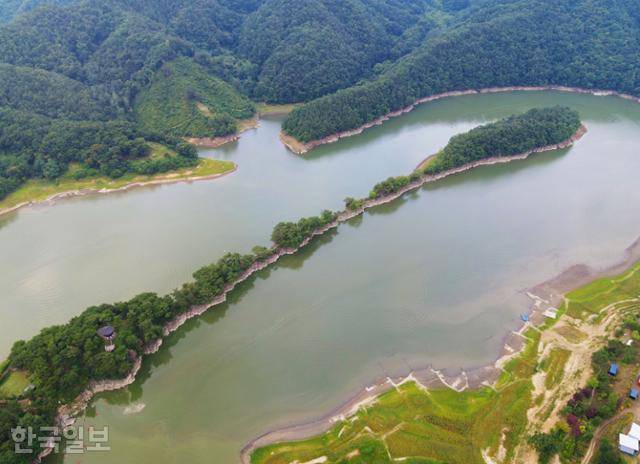 '물 위에 뜬 금강산'이라는 부소담악. 대청댐 완공 후 더욱 가늘어진 산허리가 1km가량 이어진다.