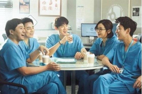 사진은 드라마 속 주인공들. [사진 tvN]