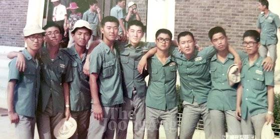 윤석열 전 검찰총장의 충암고 시절 단체사진. 우측 세번째가 윤 전 총장이다.