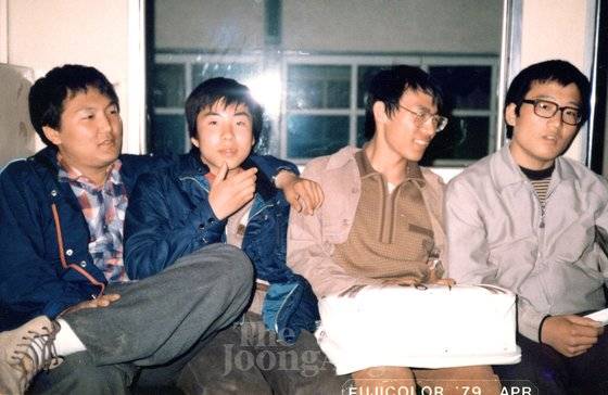 윤석열 전 검찰총장이 서울대 법대 1학년 재학 시절 MT 장소로 가는 기차 안에서 다리를 꼬고 앉아있다. 좌측 첫번째가 윤 전 총장.