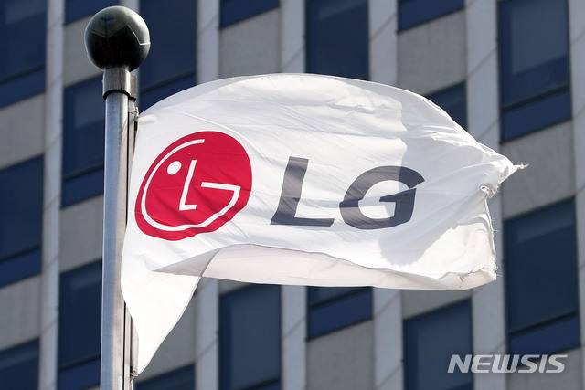 [서울=뉴시스]홍효식 기자 = LG전자는 올해 1분기 연결기준 매출액이 18조8057억원, 영업이익 1조5178억원으로 지난해 동기 대비 각각 27.7% 39.2% 증가했다고 공시한 7일 서울 영등포구 여의도 LG전자 본사 앞 깃발이 펄럭이고 있다. 2021.04.07. yesphoto@newsis.com