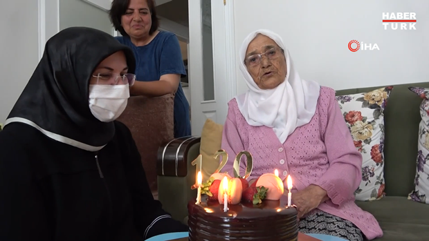 ‘세계 최고령자’ 타이틀이 교체될지 관심이 쏠린다. 27일 터키 매체 하베르튀르크는 아마시아주에 사는 쉐케르 아슬란 할머니가 가족 축하 속에 120번째 생일상을 받았다고 보도했다.