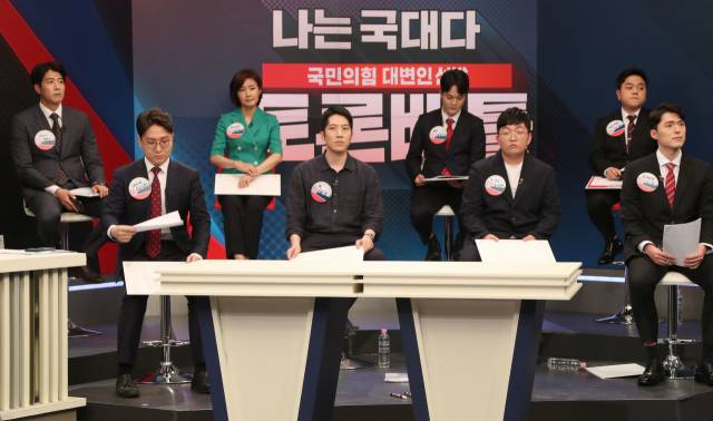30일 서울 중구 TV조선 스튜디오에서 열린 국민의힘 대변인 선발을 위한 토론 배틀 '나는 국대다(국민의힘 대변인이다)' 8강전에 황규환(왼쪽부터), 신인규, 김연주, 민성훈, 황인찬, 김민규, 임승호, 양준우 씨가 참여하고 있다./국회사진기자단