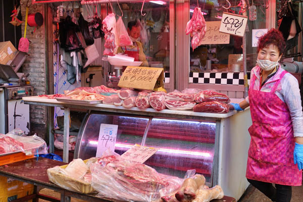 소고기·돼지고기를 부위별로 싸게 구입할 수 있다.