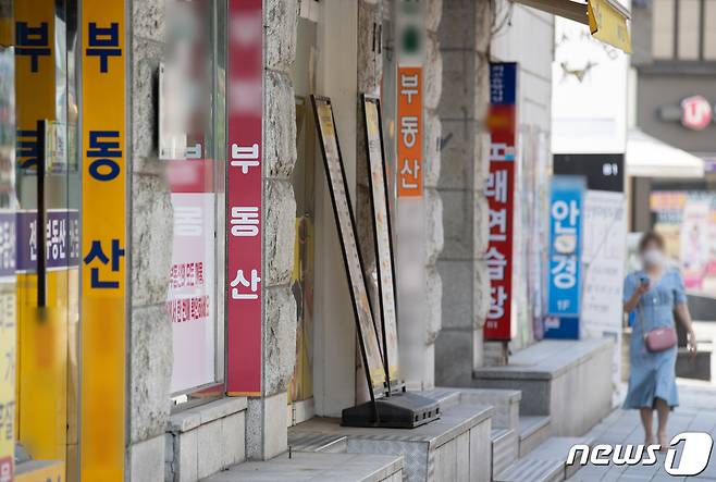 이날 서울의 한 부동산의 모습. 2021.6.27/뉴스1 © News1 이재명 기자