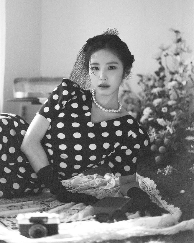 Jun Hyoseong, a former group secret, has created a luxurious atmosphere.On the morning of the first day, Jun Hyoseong posted several black and white photos with the article Black for a long time through personal Instagram.In the photo, Jun Hyoseong is wearing a modern dress that matches the black and white screen.Especially, the luxurious visuals that overwhelm black and white, and the styling of emotions that can appear in black and white movies, attracted the viewers admiration.His beauty, innocence and luxurious visuals are reminiscent of Audrey Hepburn.The netizens who saw this were full of reactions to praise the visuals of Jun Hyoseong, such as It is an atmosphere, Black and White Mei Shimkung, Hyudry Hepburn and Intense Hyosung.iMBC  Photo Source Jun Hyoseong Instagram