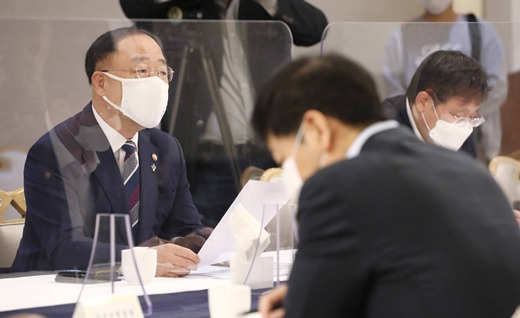 홍남기 경제부총리 겸 기획재정부 장관이 6월30일 서울 종로구 정부서울청사에서 열린 부동산시장 점검 관계장관회의에서 모두 발언을 하고 있다. /사진=뉴스1