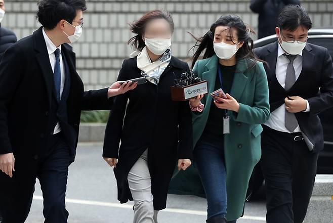 대법원이 조국 전 법무부장관의 부인 정경심 교수는 사모펀드 의혹과 무관하다는 판단을 내렸다. 사진은 지난해 12월 서울 서초구 서울중앙지방법원에서 열린 1심 선고공판에 출석하는 정 교수. /사진=뉴스1