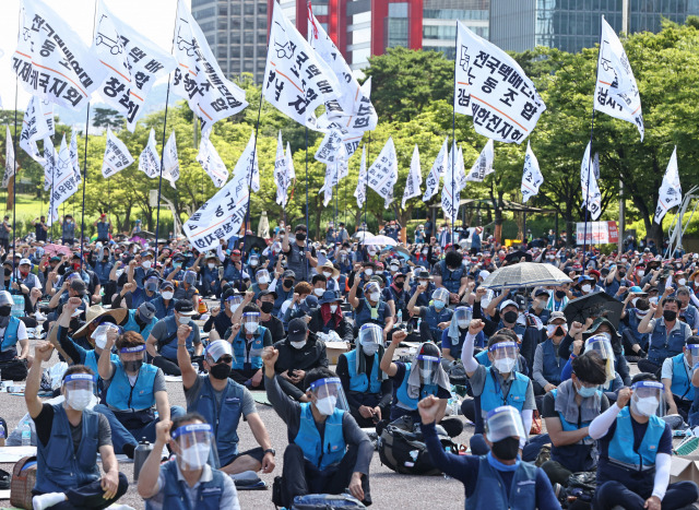 전국택배노동조합 조합원들이 지난달 16일 오전 서울 여의도공원에서 과로사 대책 마련과 사회적 합의 이행 촉구 집회를 하고 있다. / 연합뉴스