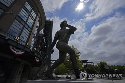 30일(현지시간) 미 워싱턴주 시애틀의 T-모바일 공원에 세워진 야구 명예의 전당 헌액자인 켄 그리피 주니어 동상 위로 햇살이 내리 쬐고 있다. [AP=연합뉴스]