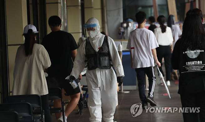 보건소 코로나19 검사 대기 줄 [연합뉴스 자료 사진]