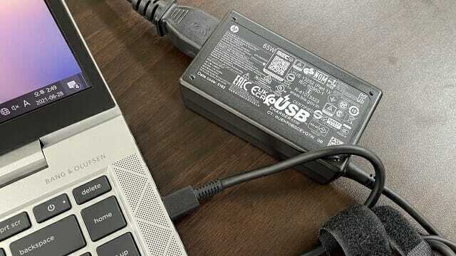 어댑터 출력은 65W이며 USB-PD 방식으로 전원을 공급한다. (사진=지디넷코리아)