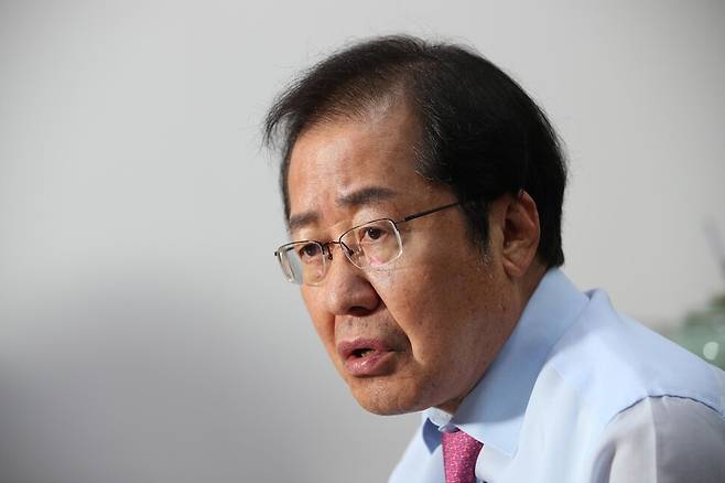 홍준표 국민의힘 의원이 1일 오후 국회 의원회관에서 <한겨레>와 인터뷰 하고 있다. 김봉규 선임기자 bong9@hani.co.kr