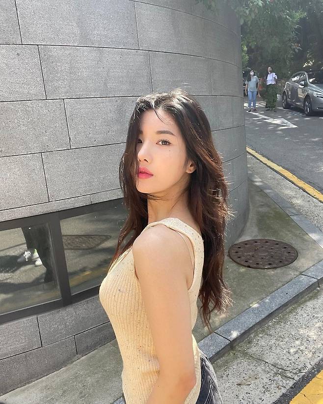 IZ*ONE singer Kwon Eun-bi has released a more mature beauty.On the afternoon of the afternoon, Kwon Eun-bi released several photos of Ice cream emoticons along with a short article Lets go to eat Ice cream through personal Instagram.Kwon Eun-bi in the public photo is a beige sleeveless top and a gray denim match.Then, the long hair with the wave, the clear features, and the languid expression harmonized to create a mature atmosphere.The netizens who saw this had various reactions such as I will buy my sister Ice cream, Your sister and My sister is so beautiful.iMBC  Photo Source Kwon Eun-bi Instagram