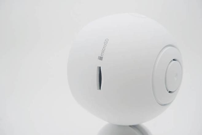 제품 측면에는 마이크로SD 카드 슬롯이, 후면에는 스피커가 위치하고 있다