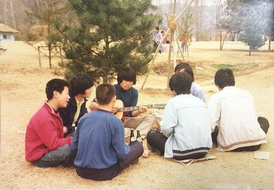 1980년 시계공장 오리엔트 재직 시절 동료들과 야유회에 참가한 이재명 경기지사(왼쪽 끝). 이재명 경기지사 측 제공