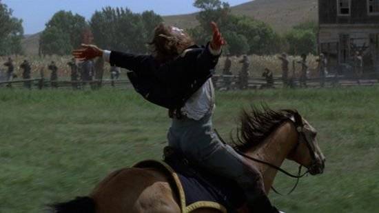 영화 '늑대와 춤을’에는 재미있는 이름들이 등장한다. '늑대와 춤을', '주먹쥐고 일어서', '발로 차는새', '머리속에 부는 바람' 등 그들에게는 닉네임도 아니고 정식 이름이다. [사진 영화 '늑대와 춤을' 스틸]