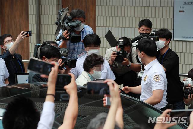 [의정부=뉴시스]전진환 기자 = 불법 요양병원을 운영하면서 수십억 원대 요양급여를 부정수급 한 혐의로 기소된 윤석열 전 검찰총장의 장모 최 모씨가 2일 오전 의정부지방법원에서 열리는 1심 선고공판에 출석하고 있다.  (공동취재사진) 2021.07.02. photo@newsis.com