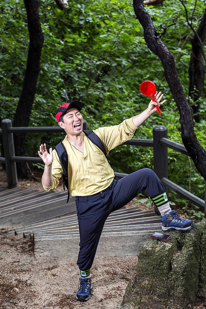 이택조 부회장 역할의 이창호. 늘 화면을 덮는 스마트폰 케이스로 캐스터네츠 연주를 하고, 바가지를 들고 다니며 약수 물을 거침없이 벌컥 들이킨다. 옷 안으로 접어 넣은 옷깃도 포인트. 이 부회장에게 “최근 한 유튜버가 김 제조업체와 협업해 제품을 출시했는데, 한사랑산악회는 제휴 계획이 없나”라고 묻자 그는 “협업이니 제휴니 우리는 그런 게 뭔지도 몰라요”라면서 “아 물론 가능성은 열어뒀는데, 이게 연락이 안 오네?”라며 말끝을 흐렸다.