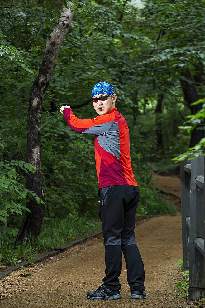 한사랑산악회 회장이자 삼천리 자전거 직영점 2개, 대리점 3개를 운영하는 사장 김영남 역할의 김민수. 늘 열정을 외치며 도전을 강조한다. 가끔 너무 고집을 심하게 부리는 모습을 보이는데, 2030세대는 이 장면에서 말이 잘 통하지 않는 아버지를 떠올린다.